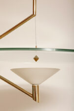 Duża lampa sufitowa "Olympia 2731" z okrągłym masywnym szklanym kloszem w kształcie koła zawieszonym na stalowej złotej konstrukcji, projekt Daniel Puppa dla Fontana Arte/Mediolan, Włochy, wzór z 1984 roku - obrazek 56