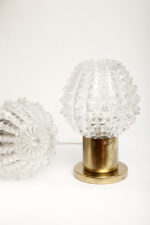 Dwie jednopunktowe metalowe lampki biurkowe/nocne/kinkiety ze szklanymi grubo ciętymi kloszami i podstawami w kolorze starego złota, Lustry Kamenický Šenov, Czechosłowacja, lata 60. - obrazek 57