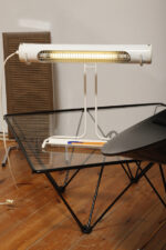 Biała duża jednopunktowa metalowa industrialna lampa biurkowa ze zdejmowanym kloszem z jarzeniówką, Woja Holland, Holandia, lata 80. - obrazek 58