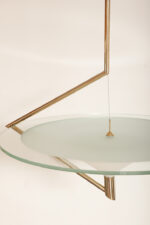 Duża lampa sufitowa "Olympia 2731" z okrągłym masywnym szklanym kloszem w kształcie koła zawieszonym na stalowej złotej konstrukcji, projekt Daniel Puppa dla Fontana Arte/Mediolan, Włochy, wzór z 1984 roku - obrazek 57