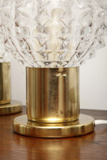 Dwie jednopunktowe metalowe lampki biurkowe/nocne/kinkiety ze szklanymi grubo ciętymi kloszami i podstawami w kolorze starego złota, Lustry Kamenický Šenov, Czechosłowacja, lata 60. - obrazek 58