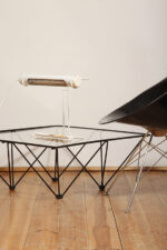 Biała duża jednopunktowa metalowa industrialna lampa biurkowa ze zdejmowanym kloszem z jarzeniówką, Woja Holland, Holandia, lata 80. - obrazek 59