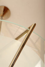 Duża lampa sufitowa "Olympia 2731" z okrągłym masywnym szklanym kloszem w kształcie koła zawieszonym na stalowej złotej konstrukcji, projekt Daniel Puppa dla Fontana Arte/Mediolan, Włochy, wzór z 1984 roku - obrazek 58