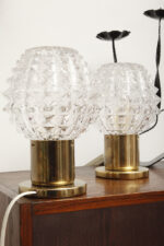 Dwie jednopunktowe metalowe lampki biurkowe/nocne/kinkiety ze szklanymi grubo ciętymi kloszami i podstawami w kolorze starego złota, Lustry Kamenický Šenov, Czechosłowacja, lata 60. - obrazek 59