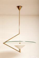 Duża lampa sufitowa "Olympia 2731" z okrągłym masywnym szklanym kloszem w kształcie koła zawieszonym na stalowej złotej konstrukcji, projekt Daniel Puppa dla Fontana Arte/Mediolan, Włochy, wzór z 1984 roku - obrazek 59