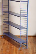 Modułowa wolnostojąca szafka/regał/biblioteczka na metalowej niebieskiej konstrukcji z pięcioma metalowymi półkami z regulowaną wysokością, Drentea, Holandia, lata 60. - obrazek 7