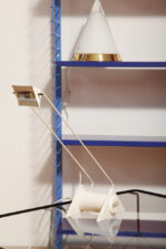 Biała jednopunktowa geometryczna plastikowo-metalowo-drewniana lampa biurkowa w stylu Memphis firmy Woja Holland, Holandia, lata 80. - obrazek 6