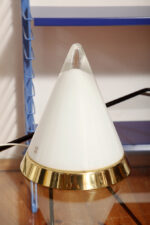 Nieduża ciężka jednopunktowa stożkowa mlecznobiała szklana lampka nocna/biurkowa "Kibo" z okrągłą złotą metalową podstawą, Peill & Putzler, Niemcy, lata 70 - obrazek 8