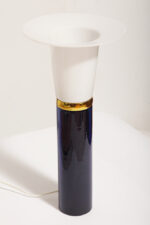 Wysoka jednopunktowa lampa stołowa ze szklaną ciemnogranatową podstawą i mlecznobiałym białym akrylowym klosze z rondem, projekt Uno & Östen Kristiansson dla Luxus, Szwecja, lata 70. - obrazek 6