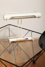 Biała duża jednopunktowa metalowa industrialna lampa biurkowa ze zdejmowanym kloszem z jarzeniówką, Woja Holland, Holandia, lata 80. - obrazek 6