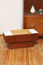 Prostokątny mahoniowy kwietnik/ława/stolik pomocnik/stolik kawowy z dwoma szklanymi białymi blatami i plastikowym wyjmowanym wkładem na kwiaty, Czechosłowacja, lata 70. - obrazek 8