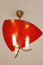 Trzypunktowa metalowa lampa wisząca/sufitowa z trzema zakrzywionymi ramionami w kolorze starego złota zakończonymi źródłami światła z metalowym czerwonym lekko profilowanym trójkątnym kloszem nad nimi, Mid Century Modern, Niemcy, lata 50. - obrazek 6