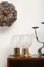 Dwie jednopunktowe metalowe lampki biurkowe/nocne/kinkiety ze szklanymi grubo ciętymi kloszami i podstawami w kolorze starego złota, Lustry Kamenický Šenov, Czechosłowacja, lata 60. - obrazek 6