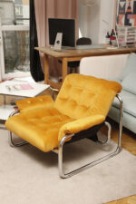 Niski i szeroki fotel "Borkum" z poduchą i podłokietnikami z żółtego weluru osadzonych na metalowej chromowanej konstrukcji, projekt Johan Bertil Häggström, Ikea, Szwecja, wzór z 1978 roku - obrazek 7