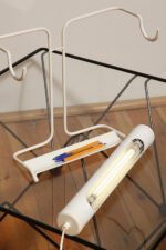 Biała duża jednopunktowa metalowa industrialna lampa biurkowa ze zdejmowanym kloszem z jarzeniówką, Woja Holland, Holandia, lata 80. - obrazek 61