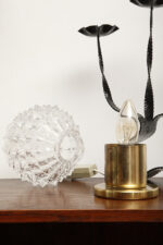 Dwie jednopunktowe metalowe lampki biurkowe/nocne/kinkiety ze szklanymi grubo ciętymi kloszami i podstawami w kolorze starego złota, Lustry Kamenický Šenov, Czechosłowacja, lata 60. - obrazek 61