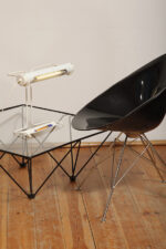 Biała duża jednopunktowa metalowa industrialna lampa biurkowa ze zdejmowanym kloszem z jarzeniówką, Woja Holland, Holandia, lata 80. - obrazek 62