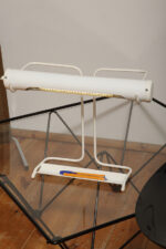 Biała duża jednopunktowa metalowa industrialna lampa biurkowa ze zdejmowanym kloszem z jarzeniówką, Woja Holland, Holandia, lata 80. - obrazek 63