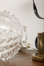 Dwie jednopunktowe metalowe lampki biurkowe/nocne/kinkiety ze szklanymi grubo ciętymi kloszami i podstawami w kolorze starego złota, Lustry Kamenický Šenov, Czechosłowacja, lata 60. - obrazek 63