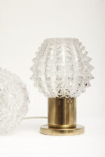 Dwie jednopunktowe metalowe lampki biurkowe/nocne/kinkiety ze szklanymi grubo ciętymi kloszami i podstawami w kolorze starego złota, Lustry Kamenický Šenov, Czechosłowacja, lata 60. - obrazek 64