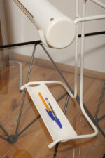 Biała duża jednopunktowa metalowa industrialna lampa biurkowa ze zdejmowanym kloszem z jarzeniówką, Woja Holland, Holandia, lata 80. - obrazek 65