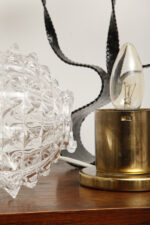Dwie jednopunktowe metalowe lampki biurkowe/nocne/kinkiety ze szklanymi grubo ciętymi kloszami i podstawami w kolorze starego złota, Lustry Kamenický Šenov, Czechosłowacja, lata 60. - obrazek 65
