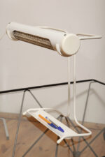 Biała duża jednopunktowa metalowa industrialna lampa biurkowa ze zdejmowanym kloszem z jarzeniówką, Woja Holland, Holandia, lata 80. - obrazek 66