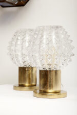 Dwie jednopunktowe metalowe lampki biurkowe/nocne/kinkiety ze szklanymi grubo ciętymi kloszami i podstawami w kolorze starego złota, Lustry Kamenický Šenov, Czechosłowacja, lata 60. - obrazek 66