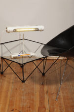 Biała duża jednopunktowa metalowa industrialna lampa biurkowa ze zdejmowanym kloszem z jarzeniówką, Woja Holland, Holandia, lata 80. - obrazek 67