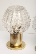 Dwie jednopunktowe metalowe lampki biurkowe/nocne/kinkiety ze szklanymi grubo ciętymi kloszami i podstawami w kolorze starego złota, Lustry Kamenický Šenov, Czechosłowacja, lata 60. - obrazek 67