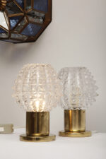 Dwie jednopunktowe metalowe lampki biurkowe/nocne/kinkiety ze szklanymi grubo ciętymi kloszami i podstawami w kolorze starego złota, Lustry Kamenický Šenov, Czechosłowacja, lata 60. - obrazek 68