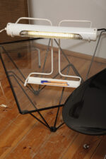 Biała duża jednopunktowa metalowa industrialna lampa biurkowa ze zdejmowanym kloszem z jarzeniówką, Woja Holland, Holandia, lata 80. - obrazek 69