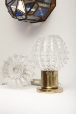 Dwie jednopunktowe metalowe lampki biurkowe/nocne/kinkiety ze szklanymi grubo ciętymi kloszami i podstawami w kolorze starego złota, Lustry Kamenický Šenov, Czechosłowacja, lata 60. - obrazek 69