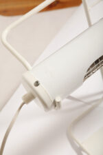 Biała duża jednopunktowa metalowa industrialna lampa biurkowa ze zdejmowanym kloszem z jarzeniówką, Woja Holland, Holandia, lata 80. - obrazek 70