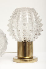 Dwie jednopunktowe metalowe lampki biurkowe/nocne/kinkiety ze szklanymi grubo ciętymi kloszami i podstawami w kolorze starego złota, Lustry Kamenický Šenov, Czechosłowacja, lata 60. - obrazek 70