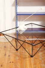 Biała jednopunktowa geometryczna plastikowo-metalowo-drewniana lampa biurkowa w stylu Memphis firmy Woja Holland, Holandia, lata 80. - obrazek 7