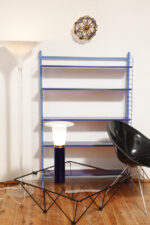 Wysoka jednopunktowa lampa stołowa ze szklaną ciemnogranatową podstawą i mlecznobiałym białym akrylowym klosze z rondem, projekt Uno & Östen Kristiansson dla Luxus, Szwecja, lata 70. - obrazek 7