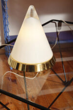 Nieduża ciężka jednopunktowa stożkowa mlecznobiała szklana lampka nocna/biurkowa "Kibo" z okrągłą złotą metalową podstawą, Peill & Putzler, Niemcy, lata 70 - obrazek 9