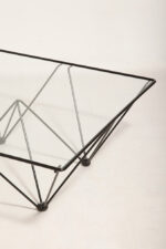 Kwadratowy stolik kawowy na metalowej czarnej konstrukcji ze szklanym przeźroczystym hartowanym blatem w stylu "Alanda" projektu Paolo Piva dla B&B Italia, lata 80. - obrazek 7