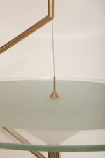 Duża lampa sufitowa "Olympia 2731" z okrągłym masywnym szklanym kloszem w kształcie koła zawieszonym na stalowej złotej konstrukcji, projekt Daniel Puppa dla Fontana Arte/Mediolan, Włochy, wzór z 1984 roku - obrazek 7