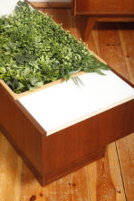 Prostokątny mahoniowy kwietnik/ława/stolik pomocnik/stolik kawowy z dwoma szklanymi białymi blatami i plastikowym wyjmowanym wkładem na kwiaty, Czechosłowacja, lata 70. - obrazek 9