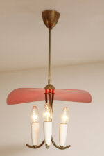 Trzypunktowa metalowa lampa wisząca/sufitowa z trzema zakrzywionymi ramionami w kolorze starego złota zakończonymi źródłami światła z metalowym czerwonym lekko profilowanym trójkątnym kloszem nad nimi, Mid Century Modern, Niemcy, lata 50. - obrazek 7