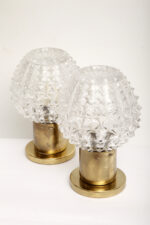 Dwie jednopunktowe metalowe lampki biurkowe/nocne/kinkiety ze szklanymi grubo ciętymi kloszami i podstawami w kolorze starego złota, Lustry Kamenický Šenov, Czechosłowacja, lata 60. - obrazek 7