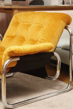 Niski i szeroki fotel "Borkum" z poduchą i podłokietnikami z żółtego weluru osadzonych na metalowej chromowanej konstrukcji, projekt Johan Bertil Häggström, Ikea, Szwecja, wzór z 1978 roku - obrazek 8