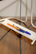 Biała duża jednopunktowa metalowa industrialna lampa biurkowa ze zdejmowanym kloszem z jarzeniówką, Woja Holland, Holandia, lata 80. - obrazek 72