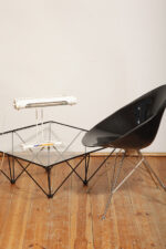 Biała duża jednopunktowa metalowa industrialna lampa biurkowa ze zdejmowanym kloszem z jarzeniówką, Woja Holland, Holandia, lata 80. - obrazek 73