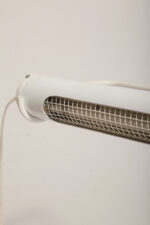 Biała duża jednopunktowa metalowa industrialna lampa biurkowa ze zdejmowanym kloszem z jarzeniówką, Woja Holland, Holandia, lata 80. - obrazek 74