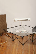 Biała duża jednopunktowa metalowa industrialna lampa biurkowa ze zdejmowanym kloszem z jarzeniówką, Woja Holland, Holandia, lata 80. - obrazek 75