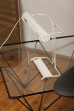 Biała duża jednopunktowa metalowa industrialna lampa biurkowa ze zdejmowanym kloszem z jarzeniówką, Woja Holland, Holandia, lata 80. - obrazek 77