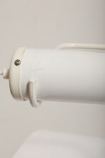 Biała duża jednopunktowa metalowa industrialna lampa biurkowa ze zdejmowanym kloszem z jarzeniówką, Woja Holland, Holandia, lata 80. - obrazek 78